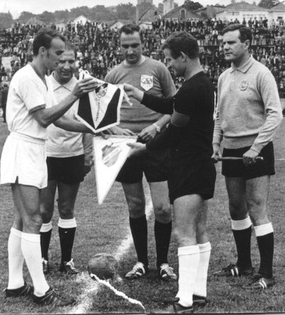 Troca de galhardetes entres os capitães no jogo em Guimarães frente ao Banik Ostrava. Capitão do Vitória é Peres.