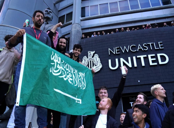 Adeptos do Newcastle celebraram a venda do clube ao fundo saudita nas ruas da cidade. Foram vistas bandeiras da Arábia Saudita e outros símbolos respeitantes ao país que, em abono da verdade, agora controla o histórico inglês.