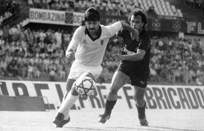 Paulinho Cascavel, o melhor marcador da I Divisão de 1986/87, com 22 golos, desenvencilha-se de um adversário